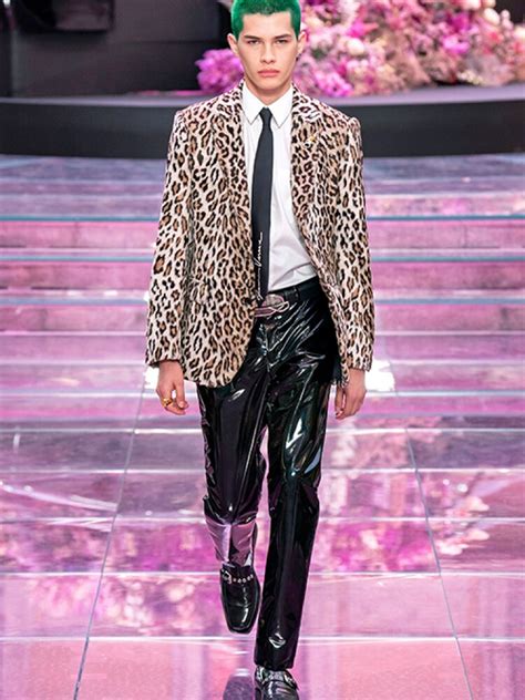 modelo mexicano versace|Este mexicano está triunfando en la MFW con Versace.